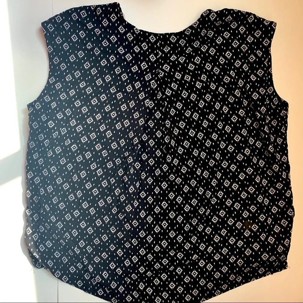 Universal Thread - sleeveless top black & white - Picture 2 of 6